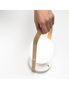 Lampe baladeuse FollowMe Plus LED Rechargeable en bois de chêne par Inma Bermúdez - Marset 2