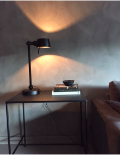 Lampe à poser Bolt avec un bras articulé au design industriel par Anton de Groof X Tonone 2