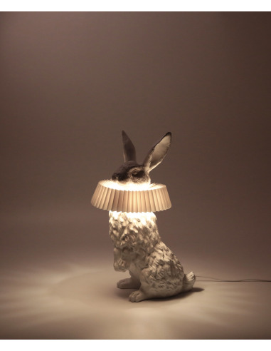 Lampe à poser Rabbit debout en résine blanche en forme de lapin par Haoshi