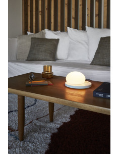 Lampe à poser magnétisée Bolita en verre soufflé par kaschkasch x Marset 2
