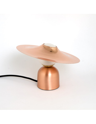 Lampe à poser design Bonbon avec disque en cuivre au design chic et élégant 