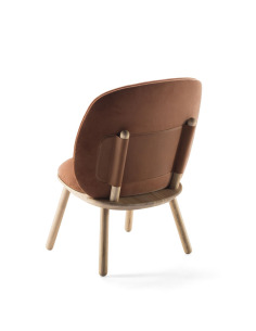 Fauteuil Naïve Low Chair en velour au design scandinave par etc.etc. x Emko 2