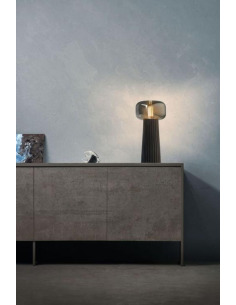 Lampe a poser Faro en céramique et abat jour en verre au design contemporain par Maria Khachikyan x Mantra 2
