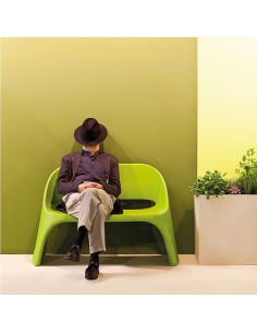 Banc Amélie en polyéthylène par Italo Pertichini x SLIDE Studio 2