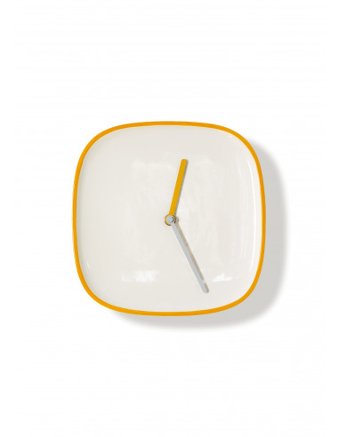 Horloge murale design et intemporelle Plate orange en ceramique par Lena Billmeier & David Baur