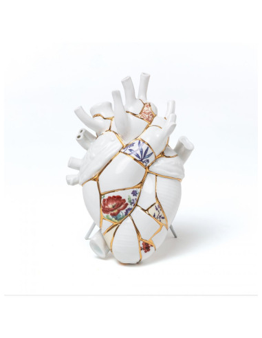 Vase design Love in Bloom Kintsugi en porcelaine et or 24K en forme de coeur par Marcantonio X Seletti