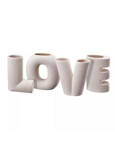 Vases design Love 4 lettres en porcelaine par Pavao Studio
