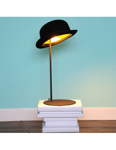 lampe à poser jeeves en forme de chapeau melon par innermost