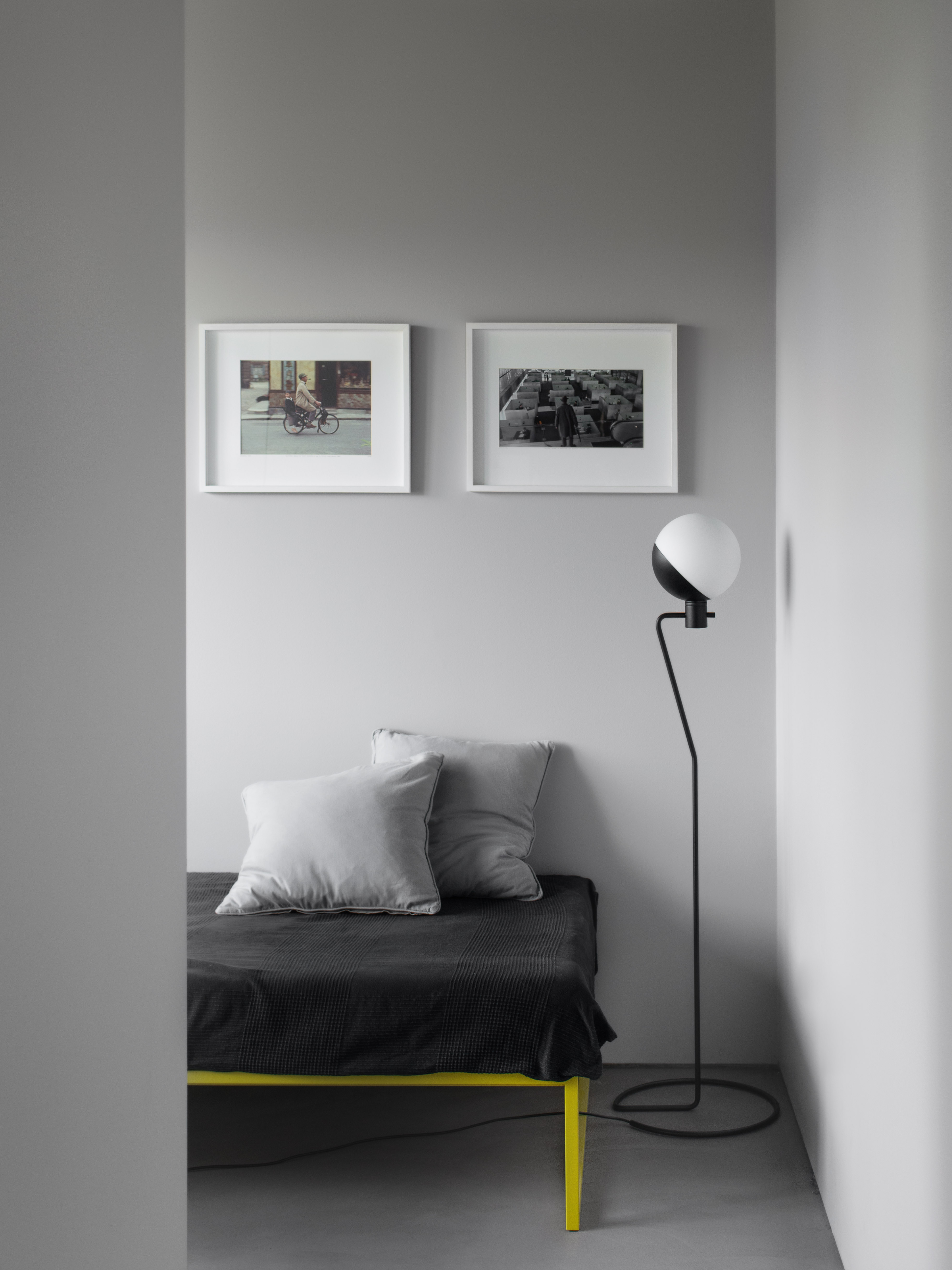 Lampadaire Carrara en verre et métal au design chic par It's About Romi