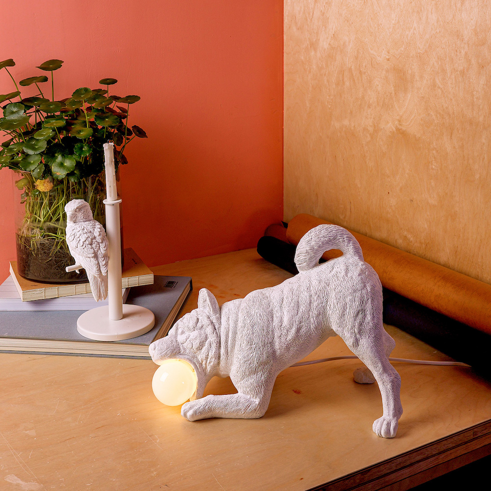 Lampe à poser Playful dog en résine en forme de chien par Haoshi
