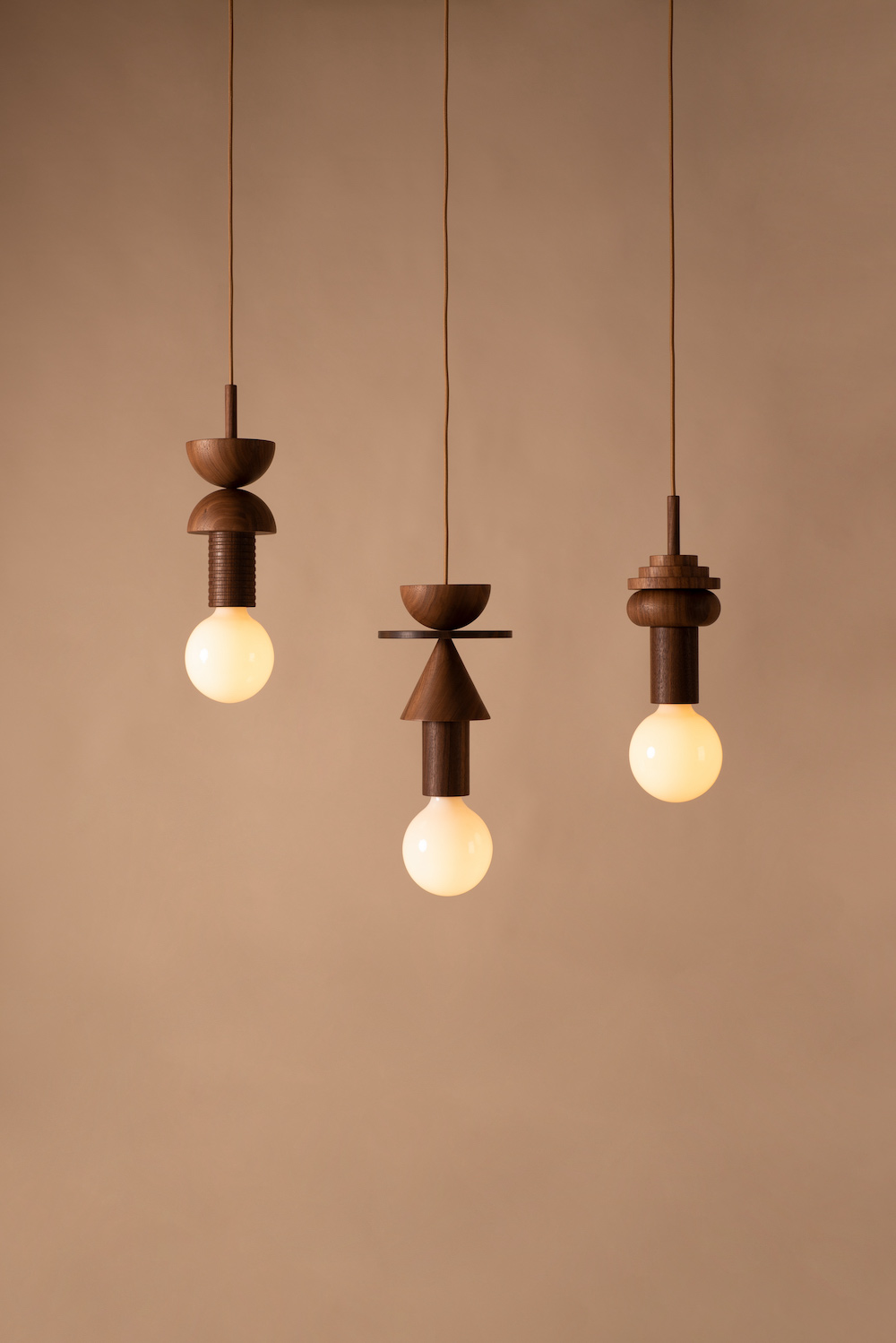 Suspension Junit Pino en noyer au design scandinave par Julia Jessen x Schneid Lighting