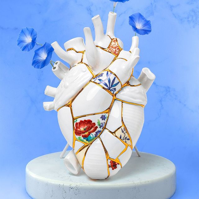 Vase design Love in Bloom Kintsugi en porcelaine et or 24K en forme de coeur par Marcantonio X Seletti