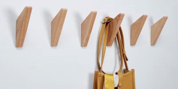 Les patères et portemanteaux en bois : l’alliance parfaite entre design et fonctionnalité